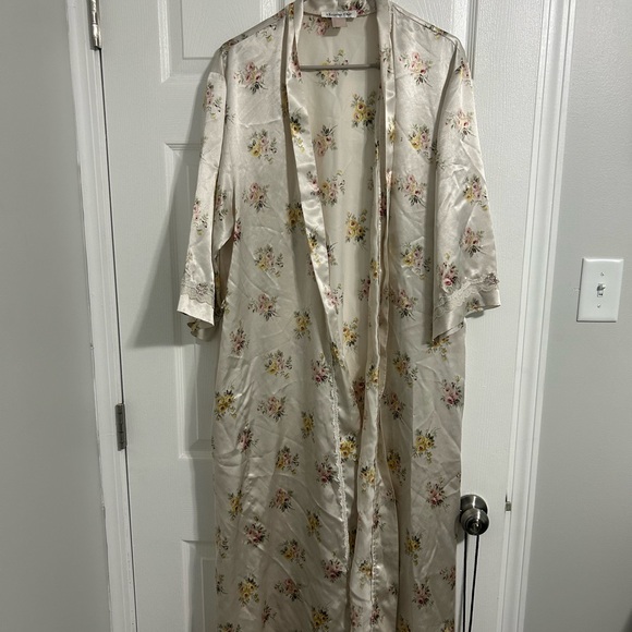 Floral Cream Vintage Christian Dior Silk Robe. - Picture 1 of 2